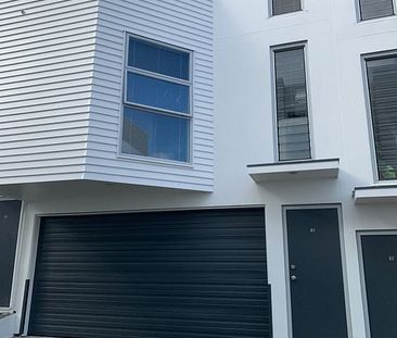 BEAUTIFUL 2 BEDROOM TOWNHOUSE, CENTRAL LOCATION - Photo 1