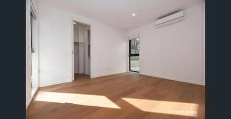CONTEMPORARY 4-BEDROOM TOWNHOUSE STEPS FROM RINGWOOD STATION AND EASTLAND - Photo 2