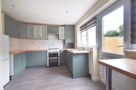 3 bedroom semi-detached house to rent - Photo 4