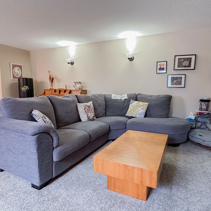 Spacious 4 Bed Home In Stonegate, Airdrie | Solar Panels | Double Garage - Photo 1