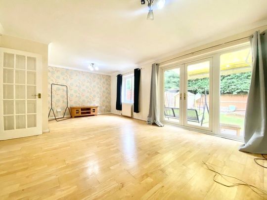 4 bedroom House in Bathurst Road, Wokingham - Photo 1
