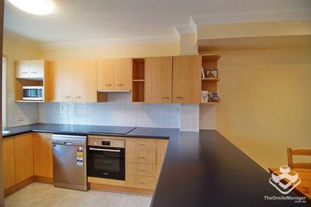 Furnished Private Townhouse Just 500m from Toowong Village - Photo 2