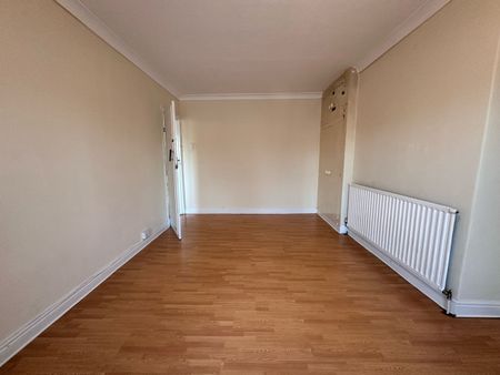 3 Bed Terraced House, Malvern Drive, IG3 - Photo 2