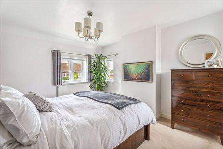 Extended and thoughtfully refurbished, offering well-appointed, bright and spacious accommodation. Located within the desirable village of Winchmore Hill. - Photo 2