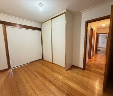 Delightful 3 Bedroom Home - Photo 6