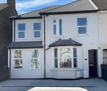 Bright Ensuite double room available close to Elizabeth Line and He... - Photo 1