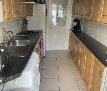 Room in a Shared House, Denham Crescent, CR4 - Photo 6