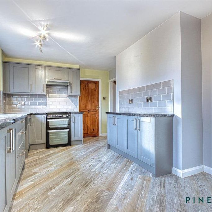 4 bedroom end of terrace house to rent - Photo 1