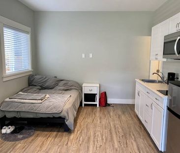 Bachelor Suite - Main Floor with High Ceilings - Oak Bay / Gonzales - Photo 2