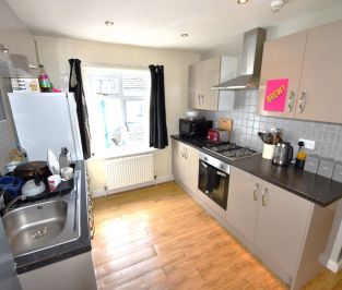 3 bedroom Flat in Otley Road, Leeds - Photo 4