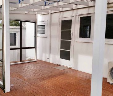 Fully Self Contained detached Sunny aspect - Photo 2