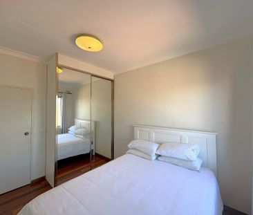 TOP FLOOR FURNISHED APARTMENT WITH VIEWS ACROSS BOTANY BAY - Photo 3