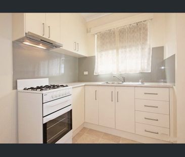 Bright & Spacious 2 Bedroom in Group of 3! - Photo 5