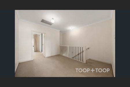 Charming 3 Bedroom Townhouse - Ideal Family Living - Photo 3