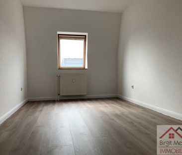 * Komplett renoviert, neuer Bodenbelag * EBK * Tageslichtbad mit Wa... - Foto 2