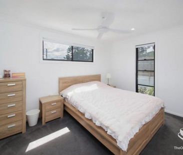 4-Bedroom Nearly New Townhouse in Algester Modern | Spacious | Conv... - Photo 5