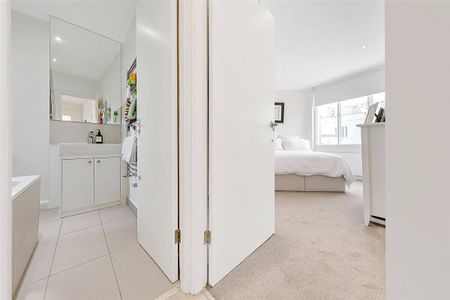 2 bedroom flat in Notting Hill - Photo 5