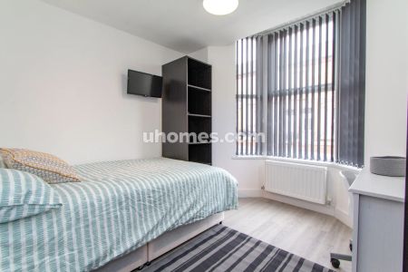 6 Bedrooms 2 Bathrooms - Photo 3