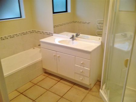 Recently refurbished, Quiet Home for Rent – Perfect for Families! - Photo 5