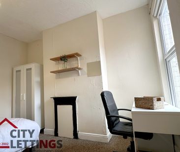 5 Bedroom Semi-Detached House - Photo 4