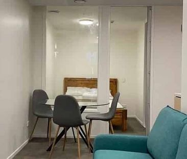 2 Bedroom, Fully Furnished in the Heart of the CBD - Photo 2