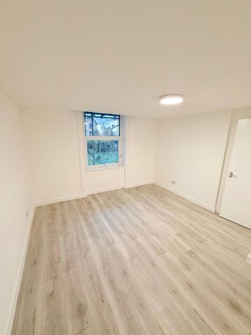 3 bedroom flat to rent - Photo 2
