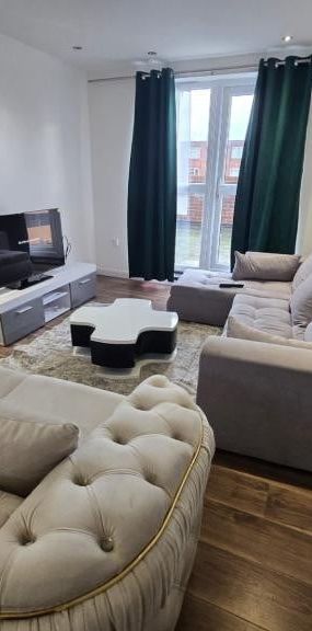 Room in a Shared Flat, Bradwell Mews, N18 - Photo 1