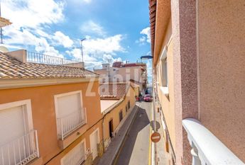 Bright two-bedroom apartment just a stone-throw from the beach