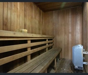 Stunning Views - Massive Balcony - Beautiful Apartment - Photo 5