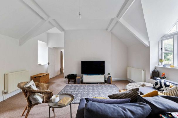 Recently refurbished three bed house with large private garden - Photo 1