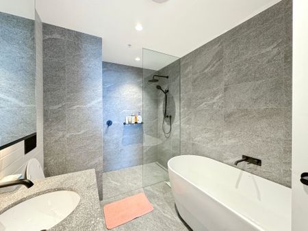 Stunning Nearly New Fully Furnished 3-Bedroom Apartment in the Heart of Bondi Junction - Photo 5