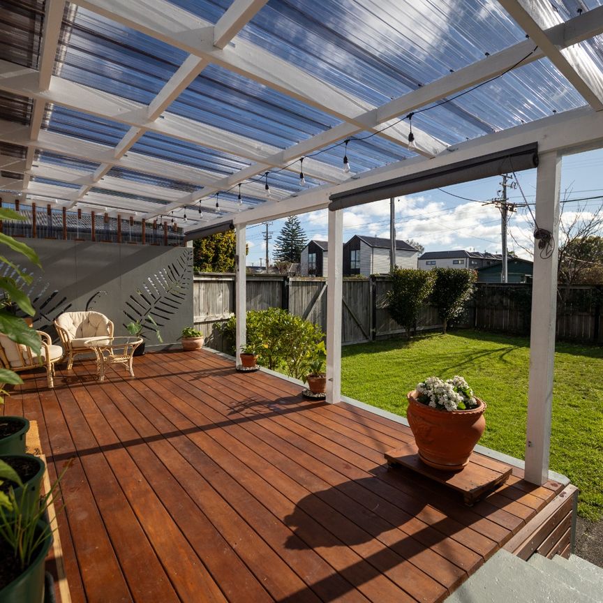 Sunny beautifully renovated 3 bedroom family home - Photo 1