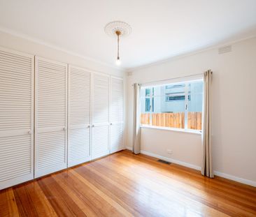 Generous space, lovely light! - Photo 4