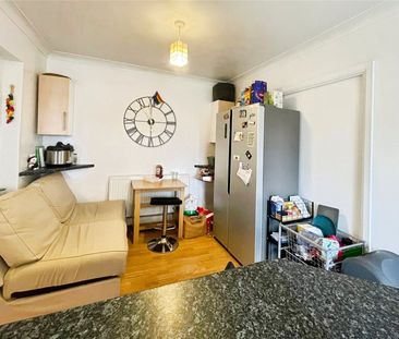 Harvest Road, Englefield Green, Egham, Surrey, TW20 0QS - Photo 6