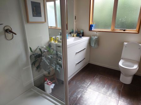 5 bedroom 3 bathroom family home - Photo 5