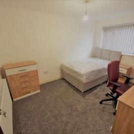 4 bedroom House in Kendall Lane BED), Leeds - Photo 1