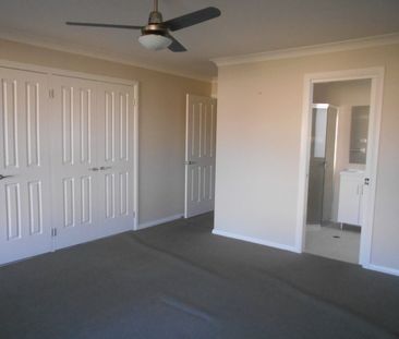 QUIET CULDESAC LIVING - Photo 3