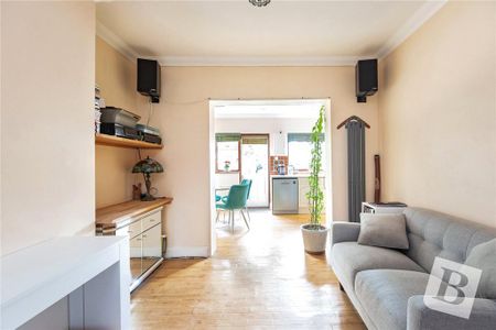 3 bedroom semi-detached house to rent - Photo 3