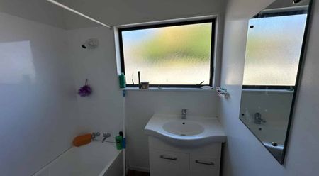 Spacious 3-Bedroom Home for Rent in Otahuhu, Auckland - Photo 5