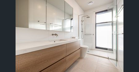 Stunning 4 Bedroom Townhouse in Port Melbourne - Photo 2