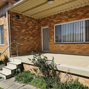 Neat 2 bedroom flat - Photo 3