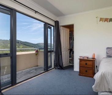 Modern 3-Bedroom Sunny Townhouse in Karori - Photo 2
