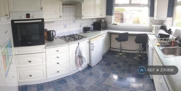 1 bedroom in a house share to rent - Photo 1