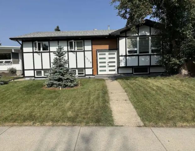 MAIN FLOOR OF BI-LEVEL BUNGALOW IN QUIET BRAESIDE | 1528 110 Avenue Southwest, Calgary - Photo 1