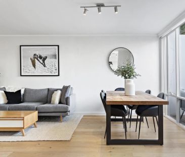 Contemporary Designer Living with Courtyard Appeal in an Exclusive ... - Photo 3