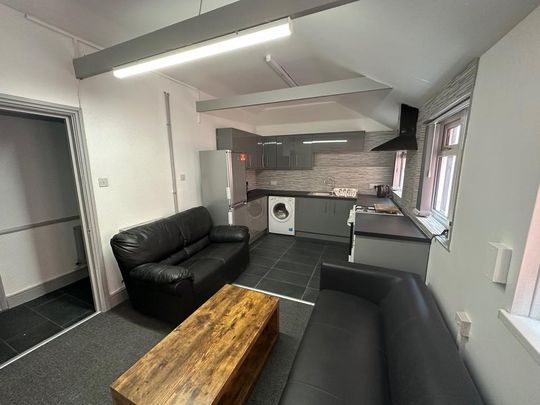 5 bedroom flat to rent - Photo 1