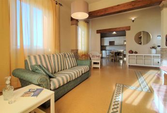 Appartamento di pregio in villa bifamiliare con ingresso indipendente, arredato