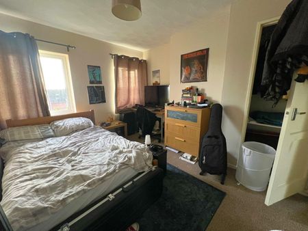 4 bedroom House To Let - Photo 5