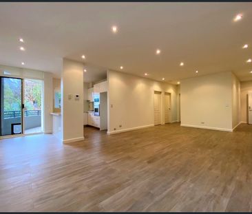 YES! A TRIPLE GARAGE & GREAT LOCATION! - Photo 1