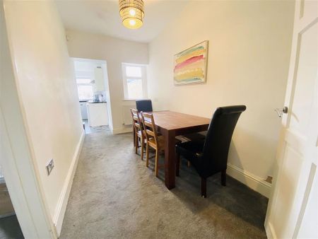 4 bedroom end of terrace house to rent - Photo 4